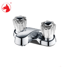 Bonito lavabo doble con grifo